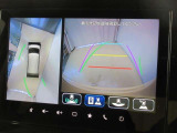 全方位モニター付きです。車両を上から見たような映像をナビゲーション画面に表示。運転席からの目視だけでは見にくい、車両周辺の状況をリアルタイムでしっかり確認できます。