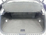 広く開口部の大きいトランクルームは、荷物の出し入れも楽です。トノカバーがあるのでプライバシーも守られますね。