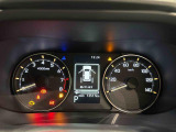 様々な車両情報を表示できるTFTマルチインフォメーションディスプレイを中央に配した視認性の高い大型2眼メーターです