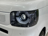【LEDヘッドライト】悪天候や夜間走行時も良好な視界を確保し安心して運転できる高輝度LEDヘッドライトを装備!点灯速度が早く、消費電力も抑えられています。