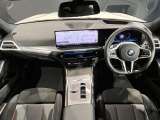 【ドライバーコックピット】人間工学に基づきドライバー中心にすべての操作パネルを設計。ドライバーが直感的に操作できる様にドライバー側にわずかに傾斜。常に運転に最適な姿勢/視線を保つ事が出来ます!