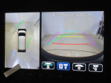 パノラミックビューモニター付きです。車両を上から見たような映像をディスプレイオーディオ画面に表示。運転席からの目視だけでは見にくい、車両周辺の状況をリアルタイムでしっかり確認できます。