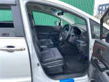 【運転席】座り心地が良いシートなので長時間の運転でも快適にお過ごしいただけます。新品のフロアマットのご注文も可能です。掲載箇所以外にご希望の写真がございましたらお気軽にお問い合わせ下さい。