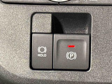 指先だけで簡単に操作が可能な電動パーキングブレーキを採用。「HOLD」スイッチを押すと、渋滞や信号待ちなどでブレーキペダルから足を離しても、ブレーキを保持するので安心です