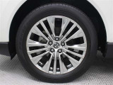 高輝度シルバー塗装された19インチアルミホイールが装着されています。タイヤサイズ225/55R19