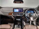 BMWの運転席はドライバーオリエンテッドという構造を採用。ドライバー目線の操作がしやすい設計になっており、ドライブ中にも目線の移動が少なく運転中にも簡単に操作ができます。