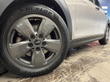 ●純正16インチアルミホイール:輸入車ならではの卓越した走りを支えるホイールと足回りです!日本車の走りに慣れている方にもぜひ体感して頂きたいほど、高いレベルでまとまっています!