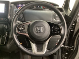 ハンドルにHondaセンシング系のクルーズコントロールやレーンキープアシストなどのスイッチと、オーディオの操作スイッチが装備されています。ハンドルから手を離さず安全に操作できます。
