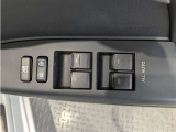 運転席からも操作可能な全席パワーウィンドウが装備されています。