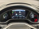 大型の液晶画面内にスピードメーターとタコメーターを表示、メーター内に燃費やオドメーターなどの表示の他に、ホンダセンシング機能などの表示もできる多機能なマルチインフォメーション・ディスプレイ。