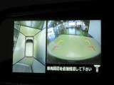アラウンドビューモニター付きです。車両を上から見たような映像をインナーミラーに表示。運転席からの目視だけでは見にくい、車両周辺の状況をリアルタイムでしっかり確認できます。