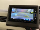 リバースギアに入れるだけで後方の表示へ切り替わります。夜間や雨の日の駐車も楽になりますよ。
