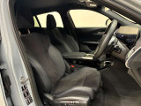 【コックピットシート】BMW車の主役席。車体中央にくる様に配置し車両重心とが一致する事でドライバーと車との一体感あるドライビングを実現。人間工学に基づき形成した形状が長時間のドライブ疲労も軽減します!