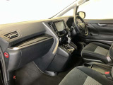 シックな色使いの運転席周りですね。すっきりとしたデザインで上品な色使いです。居心地の良い運転席、長く座ってられるリラックスできるデザインがいいですね。