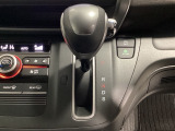 CVT車のセレクトレバーです。低速から高速まで、変速ショックのないスムーズな走りを実現するとともに、エンジン効率のよい領域を維持することで燃費にも貢献します。