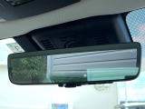 【デジタルインナーミラー】後席の大きな荷物や同乗者で後方が確認しづらい時でも安心!カメラが撮影した車両後方の映像をルームミラー内に表示。クリアな視界で状況の確認が可能です!