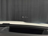 ヘッドアップディスプレイ付きで、目線を変えることなく走行速度やナビ案内を見ることが可能です。