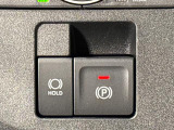 指先だけで簡単に操作が可能な電動パーキングブレーキを採用。「HOLD」スイッチを押すと、渋滞や信号待ちなどでブレーキペダルから足を離しても、ブレーキを保持するので安心です