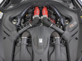 搭載されたV8ツインターボエンジンは620馬力(カタログ値)を発揮します。