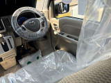 運転席はこちらです。プライベートな車内なのでリラックスできる空間を。