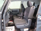 フロントシート 運転席と助手席の間にはスペースがあるのでお荷物やゴミ箱等置くことができます^^