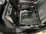 助手席のシート下には便利な収納スペースがあります。