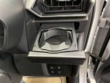 運転席と助手席には、格納式のドリンクホルダーが装備されています。