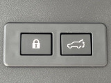 【パワーバックドア】スマートキーや運転席のボタンを押すだけでリアゲートが自動で開閉します!荷物を持っている時や、高い位置にあるバックドアを閉める際に便利な機能です♪