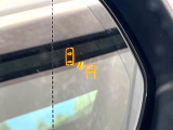 【ブラインドスポットモニター】走行中、ドアミラーの死角になりやすい箇所に後続車が接近するとサイドミラーのレンズに警告を表示!ドライバーに注意喚起をしてくれます。