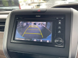 【バックカメラ】運転が苦手な方も車庫入れラクラク。ギアをリバースに入れれば自動的に切り換わりますので、面倒な操作は不要です。狭い駐車場も大切なお車を傷つけず安心です。