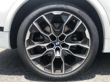 【BMWアロイホイル】軽量かつ強度に拘ったアロイホイル。走行性能ポテンシャルを引き出す設計。車の足元を引き締めてくれる大きなポイントはアロイホイルです。