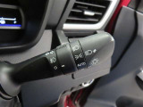 スイッチをオートに設定しておけば、車外の明るさに応じて自動的にヘッドランプを点灯・消灯します。夕暮れ時やトンネルの続く山道などを走行する時に便利なコンライトを装備しています。
