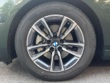 ホイールの真ん中にはBMWのロゴが光ります。細部までBMW一色ですね。