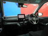 フロントガラスが広く視界が広々としているので、運転がとてもし易いです!