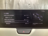車線逸脱警報システムは、走行中にカメラで車線を検知して、自車が車線から逸脱する可能性があると判断した場合に、警報によりドライバーに通知します。