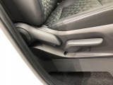 運転席シート座面は上下アジャスター付きです。お好みの位置に調整可能です。