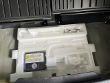 トランクルームには工具とパンク修理キットがあります。