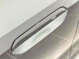 コンフォート・アクセス付。ドアハンドルに有る凹凸に触れますとロックし、ドアハンドルに手を入れますとロック開錠となります。とても便利な機能です。