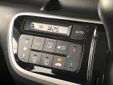 【オートエアコン】一度お好みの温度に設定すれば、車内の温度を検知し風量や温度を自動で調整。暑い&hellip;寒い&hellip;と何度もスイッチ操作をする必要はありません。快適な車内空間には必須の機能ですね♪