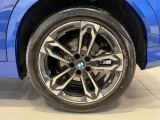 BMWの純正アロイホイールは軽量かつ強度にも優れているホイールで走行性能を引き上げる設計になっております。足元にもBMWは妥協がなくこだわっている個所になります。