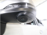 助手席側で見えにくい左前方の映像を、車内のマルチファンクションディスプレイに映し出します。前方への駐車や左寄せ、狭い道でのすれ違いなど、さまざまなシーンで安心して運転できる便利な機能です。