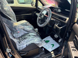 運転席はこちらです。プライベートな車内なのでリラックスできる空間を。