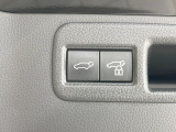 【パワーバックドア】スマートキーや運転席のボタンを押すだけでリアゲートが自動で開閉します!荷物を持っている時や、高い位置にあるバックドアを閉める際に便利な機能です♪