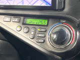 【オートエアコン】一度お好みの温度に設定すれば、車内の温度を検知し風量や温度を自動で調整。暑い&hellip;寒い&hellip;と何度もスイッチ操作をする必要はありません。快適な車内空間には必須の機能ですね♪