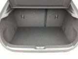 ラゲッジルーム内の凹凸をなくす事でスッキリした広がりを造りだし、荷物がスムーズに出し入れできる気持ちよさ、使い易さを実現!