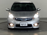 ディスチャージヘッドライト【HID】を装備していますのでとても明るく、夜間の走行や雨の日も安全・安心です。