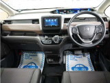 運転にかかわる様々な操作を安全に行えるように視点移動が少なく、操作性に配慮されたスイッチ類が凝縮されたコクピットです。