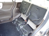 ◆チップアップ&ダイブダウン機構付【ULTR SEAT】は後席座面を左右分割で跳ね上げることができます。トランクで積載できない背の高い荷物をラクラク収納できます。ホンダ車ならではの人気装備です。