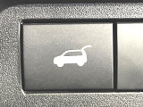 【パワーバックドア】スマートキーや運転席のボタンを押すだけでリアゲートが自動で開閉します!荷物を持っている時や、高い位置にあるバックドアを閉める際に便利な機能です♪