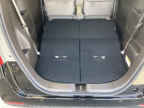 後席をすべて倒すことで広い荷室スペースが生まれ、大きな荷物も積み込みやすくなります。